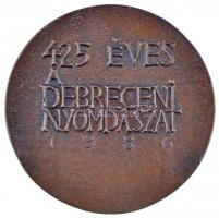 Ligeti Erika (1934-) 1986. "425 éves a debreceni nyomdászat" Br plakett (65mm) T:1-,2