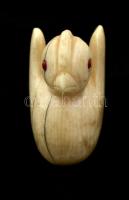 Madár figurás netsuke, faragott csont, jelzett (Z.E), berakással (szemnél), m:3,5 cm