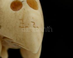 Madár figurás netsuke, faragott csont, jelzett (Z.E), berakással (szemnél), m:3,5 cm