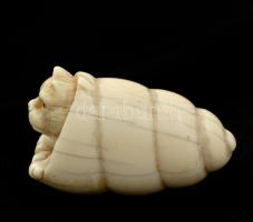 Csigaházas állatka, netsuke, faragott csont, jelzett (olvashatatlan), berakással (szemnél), h:4 cm