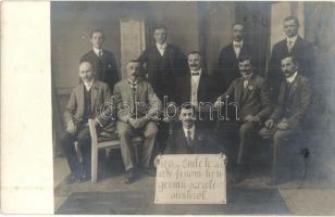 1913 Ózd, a finomhengermű szerelői, belső, csoportkép, Lukács Béla fényképész műterméből, photo