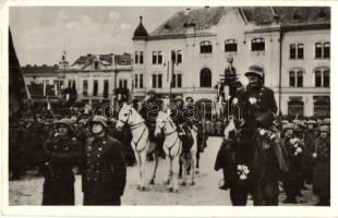 1938 Léva, Levice; bevonulás, magyar csapatok a Főtéren; Foto Hajdu / entry of the Hungarian troops, Léva visszatért So. Stpl.