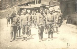Tölgyesi-szoros, bekötött szemű hadifoglyok a táborban / WWI Blindfolded prisoners of wars in a Transylvanian military camp, photo (fl)