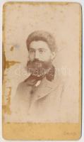 cca 1870-1880 Pártos Gyula (1845-1916) építész, keményhátú fotó, Pest, Simonyi, foltos, 10x6 cm. Pártos Gyula (1845-1916) építész, Lechner Ödön (1845-1914) munka-, és tervezőtársa, a magyar stílusú szecesszió úttörője. Hauszmann Alajos és Lechner Ödön évfolyamtársa, majd Lechner Ödön-nel közös irodát nyított, ahol első sorban szervezési feladatokat látott el. Így számos jelentős szecesziós épület tervezésénél, és építésénél részt vett. (Pl.: Iparművészeti Múzeum, Dreschler-palota, kecskeméti Városháza.) A közös munka mellet elkészültek önálló munkái is. (Pl.: kecskeméti református bazár.)