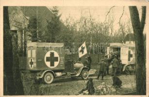 1915 Sanitäts-Autokolonne. Weltkrieg 1914-1916. / WWI K.u.K. military postcard, military ambulance automobiles with injured soldiers (EK)