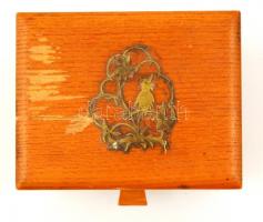 Cigarettaadagoló fa dobozka, lakkozás kissé kopott, 11x9x8 cm