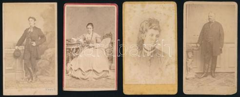 4 db Nevesített keményhátú portréfotó, a hátoldalakon eliratozva, Pest Simonyi (3 db), Pest Pfleger Károly, 10x6 cm.