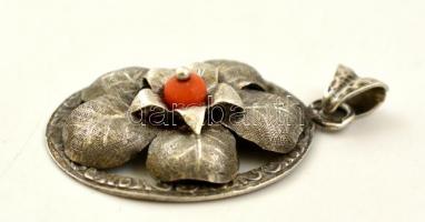 Ezüst(Ag) korallal díszített virágos medál, jelzett, 3x2,5 cm, bruttó: 4,9 g