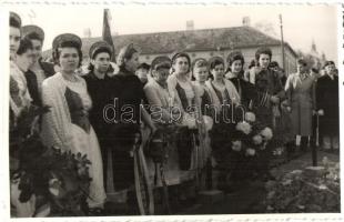 1940 Nagyszalonta, Salonta; Országzászló avatás, honleányok koszorúznak / Hungarian Flag inauguration, wreathing compatriot women. Zsák Jenő Jászberényi photo