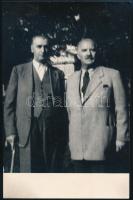 1952 Dr. Kiss Ferenc (1875-1941) anatómia professzor Völgyesi Ferenc főorvossal, hátoldalon feliratozott fotólap, 13x8,5 cm