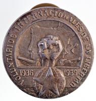 Spanyolország 1939. "A szabadság nemzetközi önkéntesei 1936-1939" fém gomblyukjelvény (21mm) T:2 / Spain 1939. "Voluntarios Internacionales de la Libertad 1936-1939" buttonhole badge (21mm) C:XF