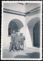 1943 Dr. Kiss Ferenc (1875-1941) anatómia professzor Székelyudvarhelyen, hátoldalon feliratozott fotó6x9 cm, 13x8,5 cm