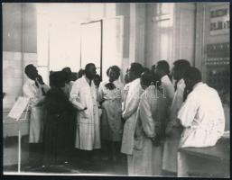 1948 Dr. Kiss Ferenc (1875-1941) anatómia professzor a Sebészeti Intézetben beszámolót tart az USA-beli útjáról, hátoldalon feliratozott fotó6x9 cm, 7x9 cm