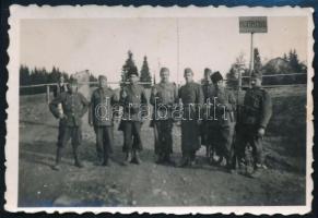 1940 Magyar katonák a magyar-román határon, hátoldalon feliratozott fotó, 6x9 cm