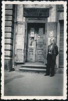 cca 1935 Orgoványi Ferenc órás karcagi boltja, pecséttel jelzett fotó, 9x6 cm