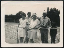 1928 Sümeg, Teniszező társaság, hátoldalon feliratozott fotó, egyik sarkán törésnyommal, 9x12 cm