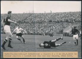 1955 Ausztria-Magyarország labdarúgó mérkőzés fotója, Európa kupa, Photo Basch, feliratozva, 12,5x 17,5 cm
