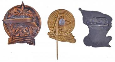 1949. "MHK (Munkára Harcra Kész)" fém jelvény (32mm) + ~1940-1950. Rákosi-címeres sapkajel...