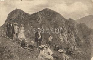 Brassó, Kronstadt, Brasov; Suler-hegy kirándulókkal / Schullerspitze / Postovarul munte / mountain with hikers (EB)