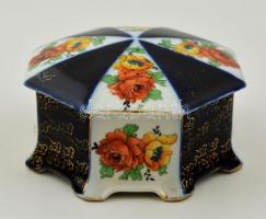 Csehszlovák nyolcszögletű porcelán dobozka, virágmintával, kopásnyomokkal, jelzett, d: 13 cm, m: 6 cm