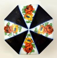 Csehszlovák nyolcszögletű porcelán dobozka, virágmintával, kopásnyomokkal, jelzett, d: 13 cm, m: 6 c...