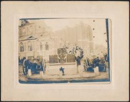 cca 1920 Eecke, 2 db korabeli fotó, kartonra kasírozva: első világháborús emlékmű a belga-francia ha...