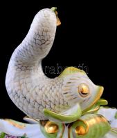 Herendi Viktória mintás hármas kínáló, Koi hal figurával a közepén, kopott aranyozás, jelzett, 44×40...