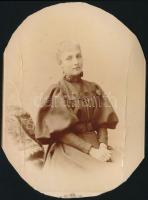 Jókay Etelka, Ihász Lajosné (1852-1939) Jókai Mór unokahúgának keményhátú fotója. Körbevágva. 12x15 cm