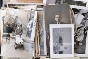 Nagy fotó tétel különféle témákban (városképek, személyes, stb.), köztük negatívok is, összesen egy cipősdoboznyi