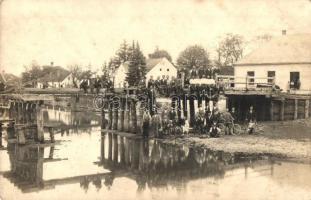 1936 Csesztreg (Zala vm.), A híd építése a Kerka patak felett, munkások, kerékpárok, photo
