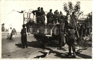 20 db főleg RÉGI képeslap; magyar és külföldi városok, katonai fotó képeslapok. vegyes minőség / 20 ...