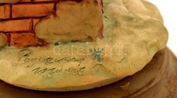 Capodimonte sálát fogó fiú, jelzett (Mario Pegoraro) , kézzel festett kerámia, hibátlan, fa talapzat...