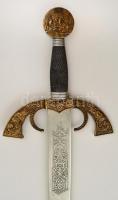 Reneszánsz kard replika, sodrony markolattal, kardgombján emlékérem replikájával, pengehossz: 82,5 c...