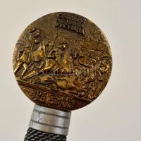 Reneszánsz kard replika, sodrony markolattal, kardgombján emlékérem replikájával, pengehossz: 82,5 c...