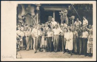 1934 Búzavirág film stábjának fotója, fotólap, a hátoldalon feliratozva, Székely István rendező, Ágay Irén színésznővel és másokkal a sorok között, Pánczél György Fotóarchivumából bélyegzővel,  8x13 cm.