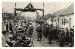 1938 Léva, Levice; bevonulás, díszkapu / entry of the Hungarian troops, decorated gate, Léva visszatért So. Stpl.