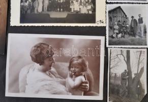 cca 1900-1940 Vaszary Gyula és családjának fotói, kb. 150 db, két fotóalbumban, az egyik album visel...