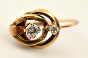 Arany (14K) fülbevaló cirkón kővel, egyik kis kő hiányzik, jelzett, bruttó: 3 g