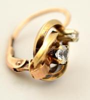 Arany (14K) fülbevaló cirkón kővel, egyik kis kő hiányzik, jelzett, bruttó: 3 g