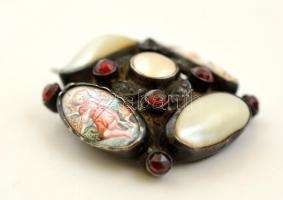 cca 1900 ezüst (Ag.) bross, kézzel festett gyöngyházzal, jelzés nélkül, egy csiszolt kő hiányzik, 3×...