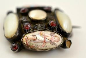 cca 1900 ezüst (Ag.) bross, kézzel festett gyöngyházzal, jelzés nélkül, egy csiszolt kő hiányzik, 3×...