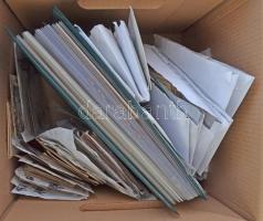 Képeslap hagyaték: régi üdvözlő, művész és magyar és külföldi városképes lapok 2 albumban + borítéko...