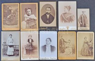 Több száz (legalább 4-5 száz) 1870-1910 között készült kabinet és vizit fotó + egyebek műtermek szerint gyűjtve. Változatos, érdekes anyag!!