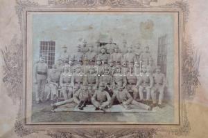 cca 1900 Komárom, katonai csoportkép. Nagyméretú üvegezett tabló / Komarno large military photo in glazed frame. 41x32 cm