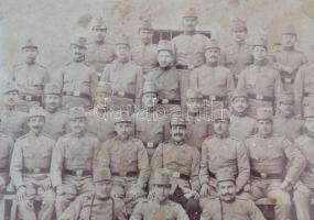 cca 1900 Komárom, katonai csoportkép. Nagyméretú üvegezett tabló / Komarno large military photo in g...