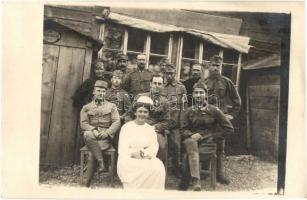 Feldlaboratorium Nr. 35. / Osztrák-magyar katonák csoportképe egy ápolónővel a tábor egészségügyi laboratóriuma előtt / Austro-Hungarian soldiers group photo with nurse, field laboratory, photo (EK)