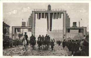 1938 Kassa, Kosice; bevonulás, Horthy Miklós, díszkapu / entry of the Hungarian troops, Horthy, decorated gate, Kassa visszatért So. Stpl
