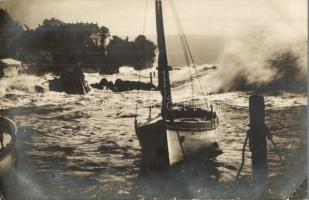 2 db RÉGI fotó képeslap Fiuméből, kétfedelű hidroplán, vitorlás / 2 pre-1945 photo postcards from Fiume, WWI military seaplane, sailboat