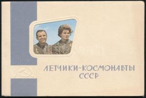 1 db MODERN orosz képeslapfüzet asztronautákkal (8 lap) + 3 orosz asztronauta képeslap; űrhajózás / 1 MODERN Russian postcard booklet of astronauts (Flying Cosmonauts, 8 unused postcards) + 3 Russian astronaut postcards; astronautics