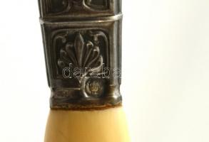 Antik ezüst (Ag.) nyelű kanál, csont fej résszel, jelzett, h:15,5 cm, pótolt dobozában, bruttó:24 g